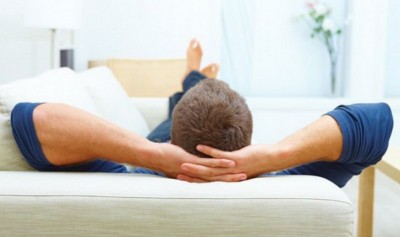 Мужчина на диване: согнать или прилечь рядом?